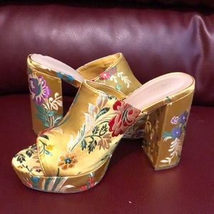 silk embroidered flower pumps